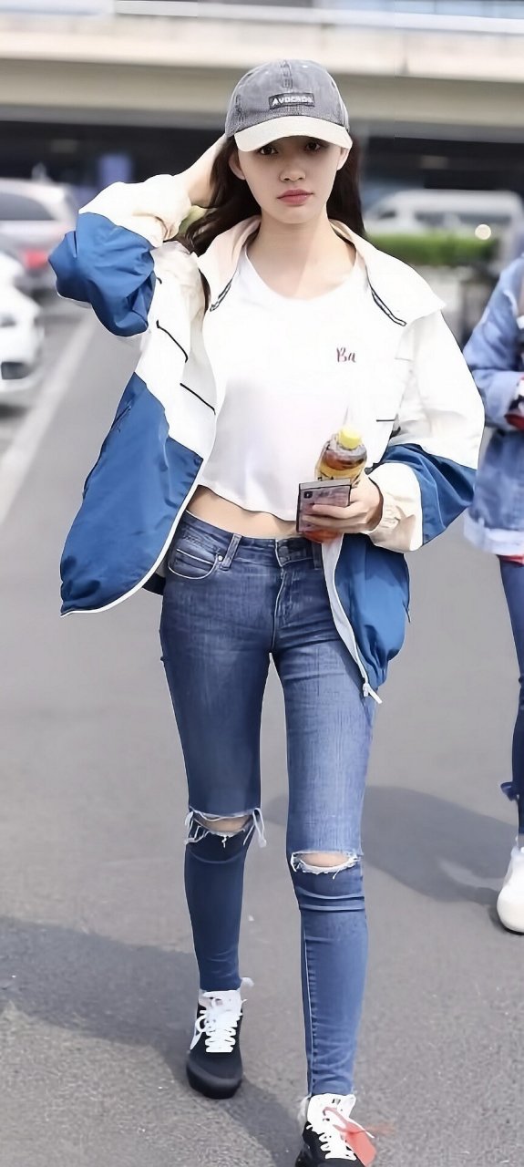 林允,紧身牛仔裤展现出的青春活力感