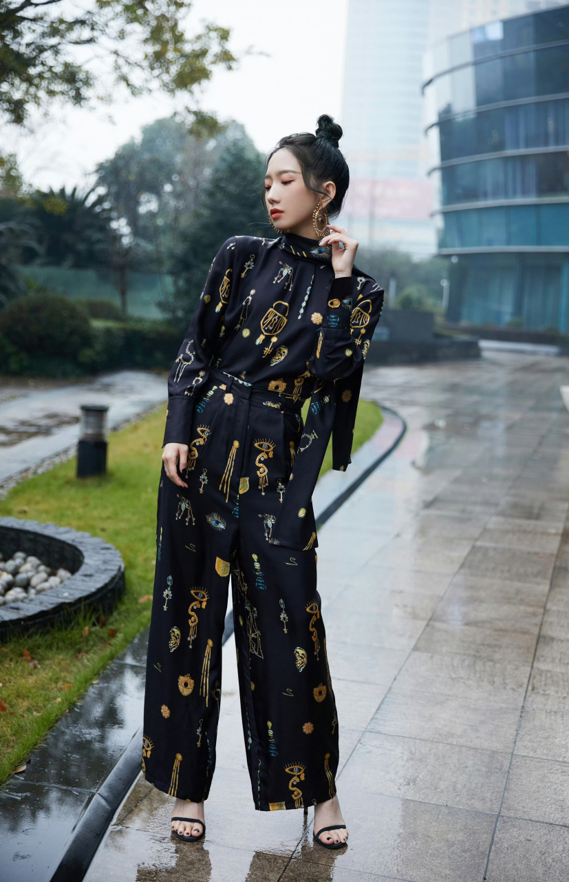孟美岐时尚摆拍照,美美的脚丫子搭配性感的一字带凉鞋气质满满.