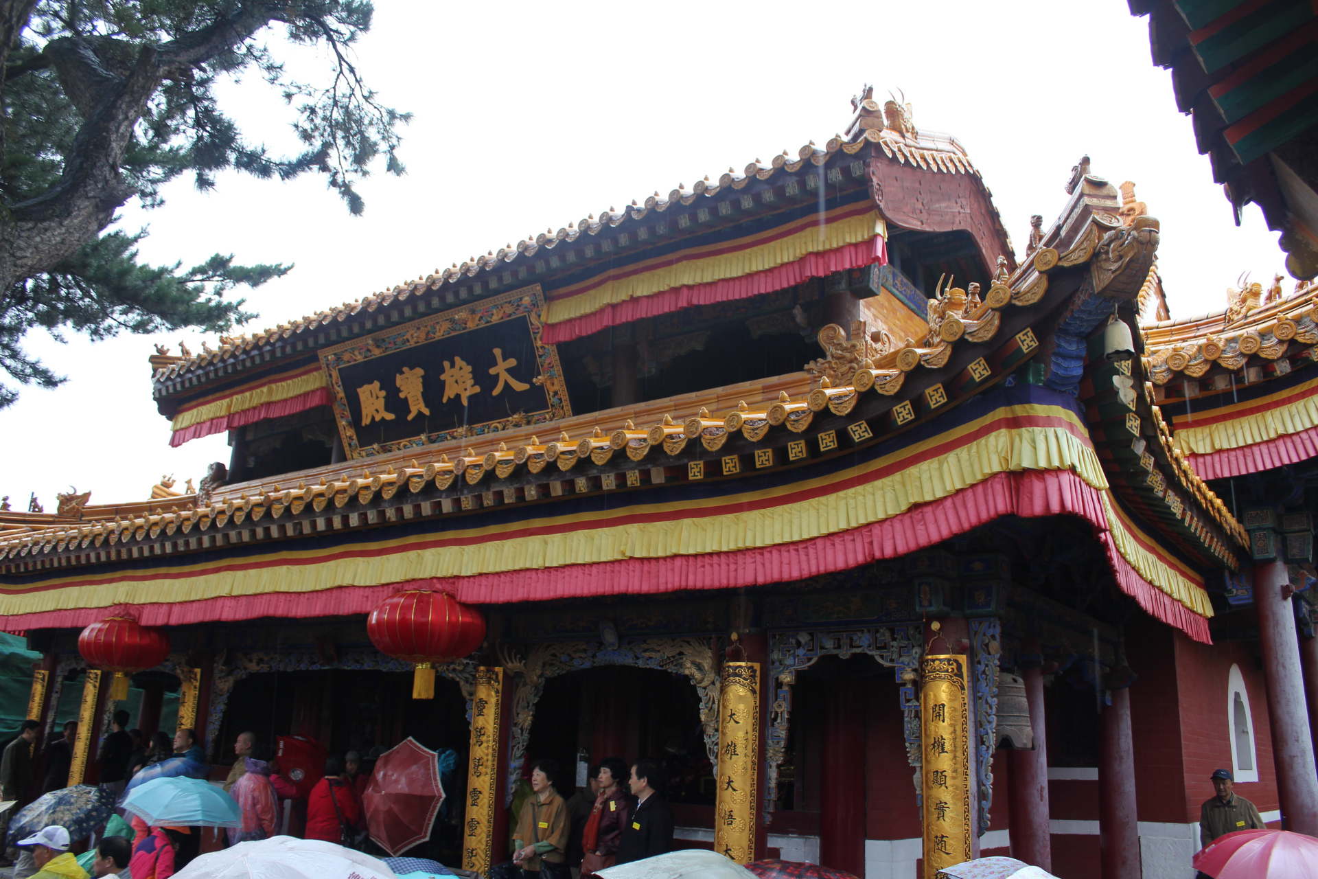 五台山灵鹫峰菩萨顶山势陡峭,黄教喇嘛庙取高势筑庙和塔尔寺相异,它的