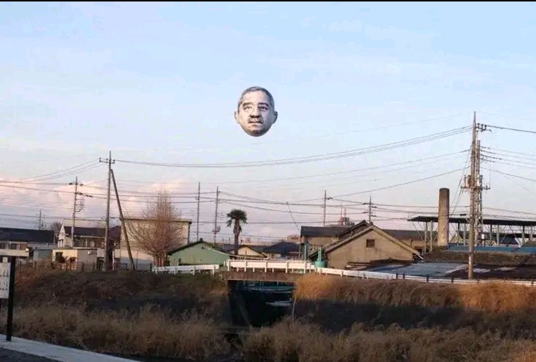 东京天空出现巨大会发光人脸,这是日本天空出现的第二张人脸