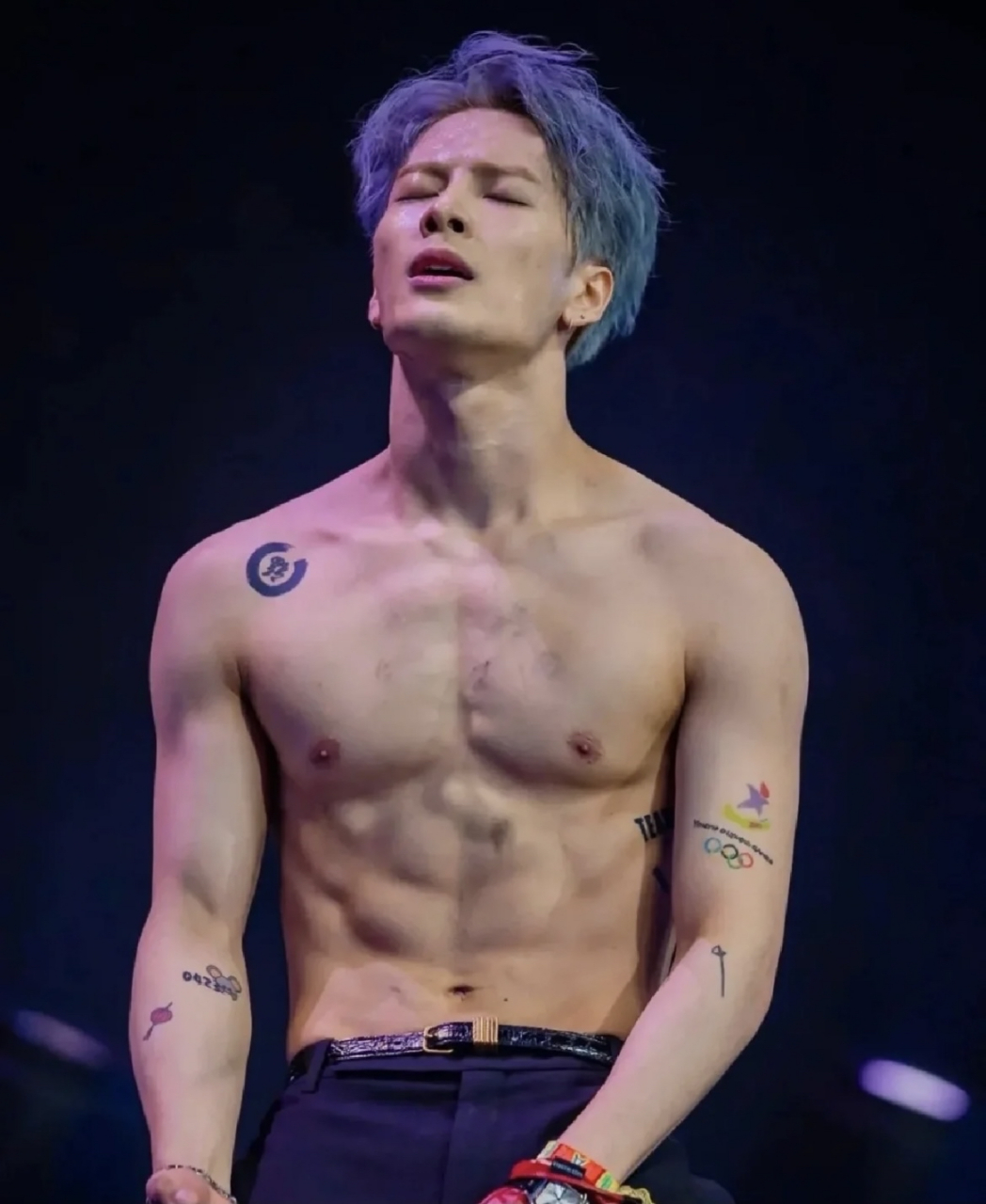 王嘉尔肌肉线条