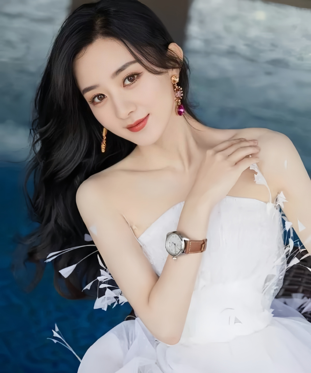 赵丽颖的这身纯白色抹胸曳地纱裙宛如白天鹅般优雅动人.