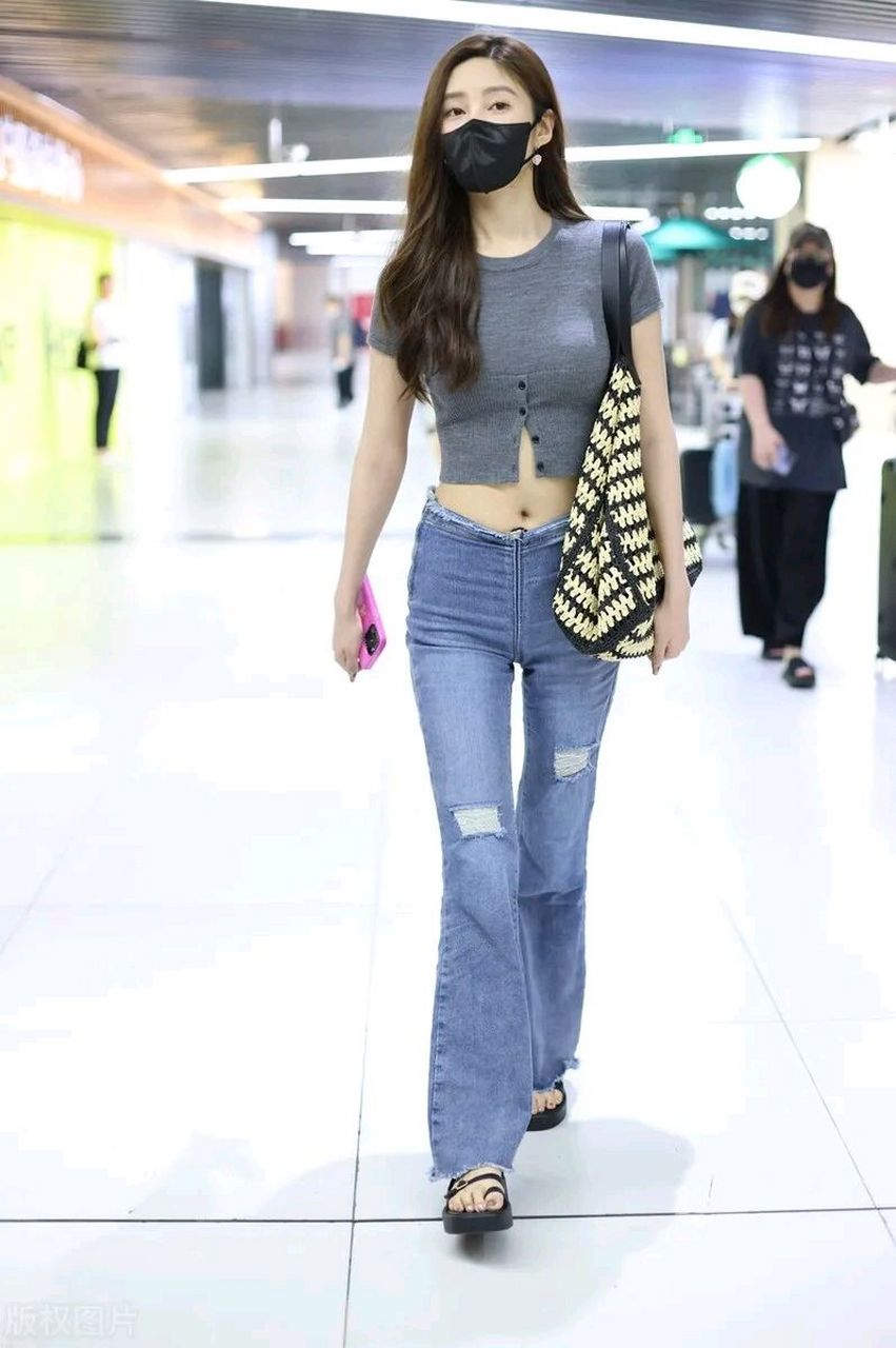 吴优亮相北京机场,她这次展现出了很好的身材,气质特别的出众,看上去