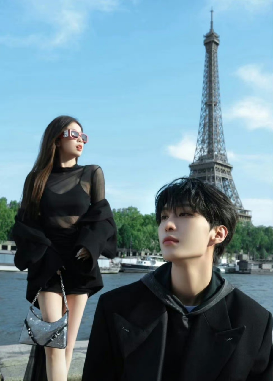 范丞丞虞书欣七夕双人大片来了 范丞丞这侧脸照很迷人 正面看起来阳光