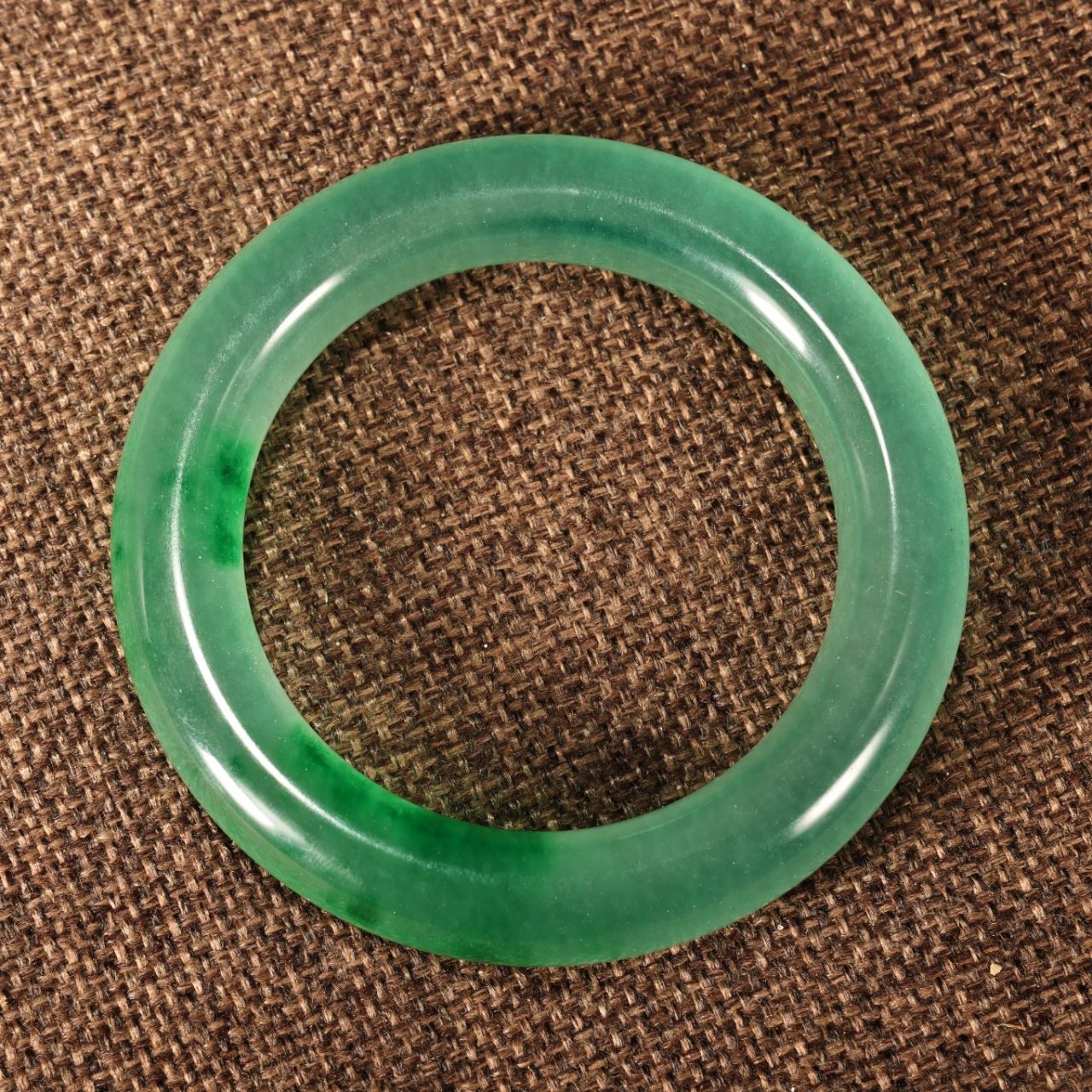 旧藏收清代宫廷御藏极品罕见超宽高冰种翡翠手镯 配老漆器盒一个 盒长