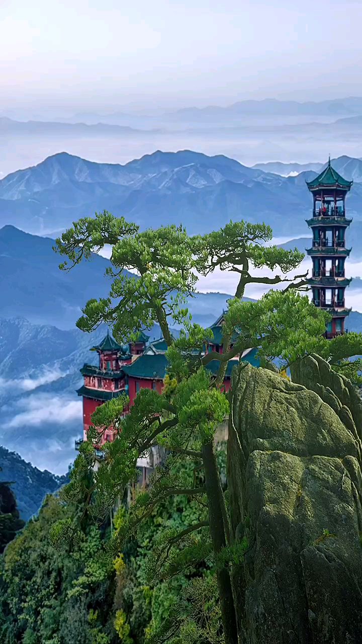 护国寺,位于贵州六盘水盘县水塘镇的丹霞山上,该山海拔1888米,孤峰