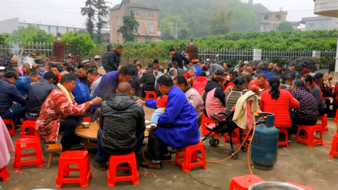 实拍广西桂林农村酒席,这里的风俗不一样,只上一道菜