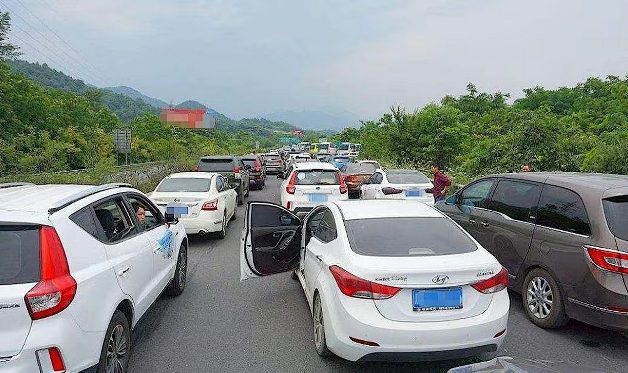 五一高速堵车,无意间揭开了新能源的遮羞布!