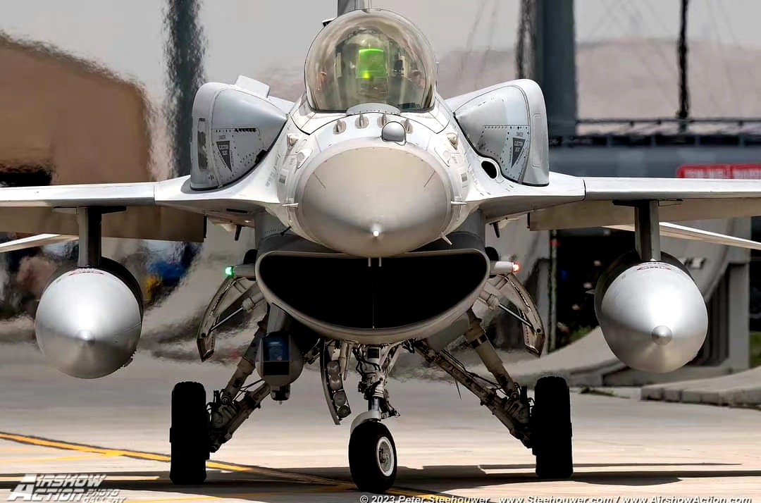 战机欣赏:阿联酋空军 f-16e/f战斗机