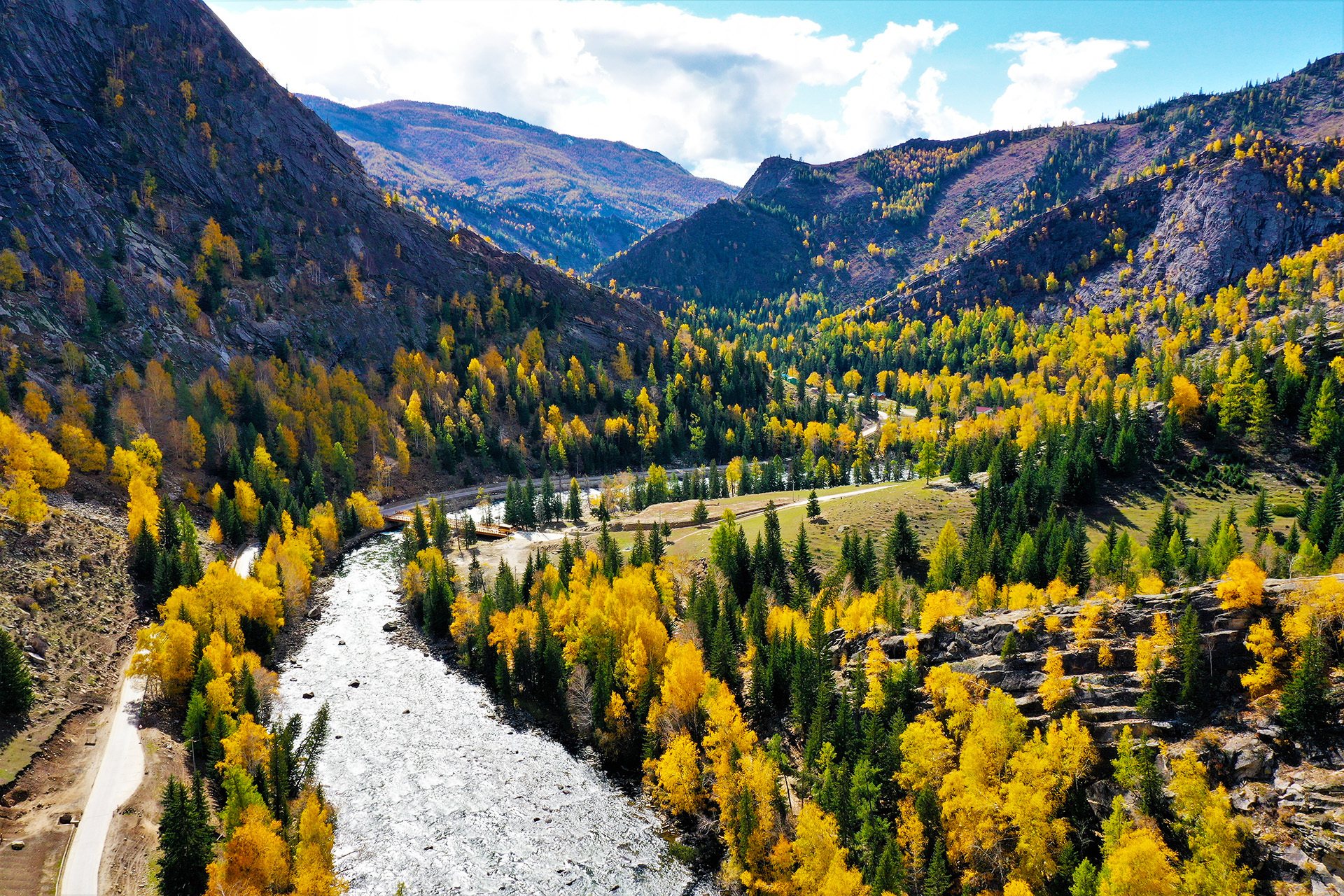 额尔齐斯大峡谷,水如翠玉色彩斑斓,一生遇见一次,一生魂绕梦牵