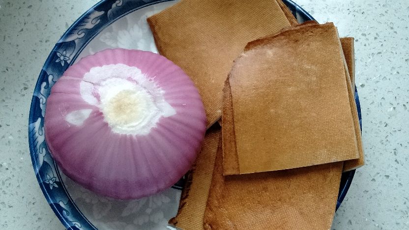 今天满足老公口味,第一次做洋葱凉拌豆干,没想到宝宝也爱吃