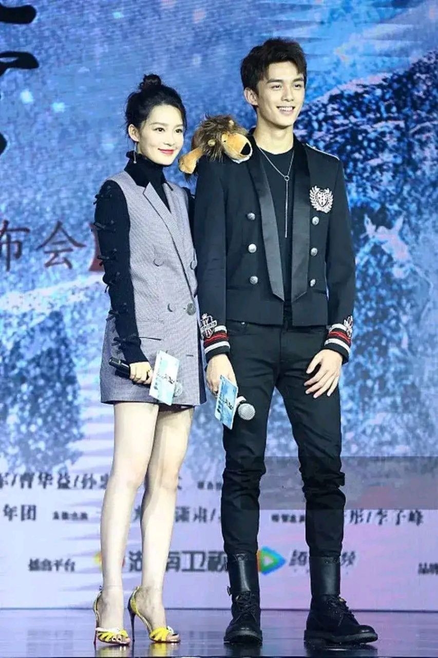 和窦骁同框,1m66的李沁身材高挑,造型洋气又时尚,两人很般配!