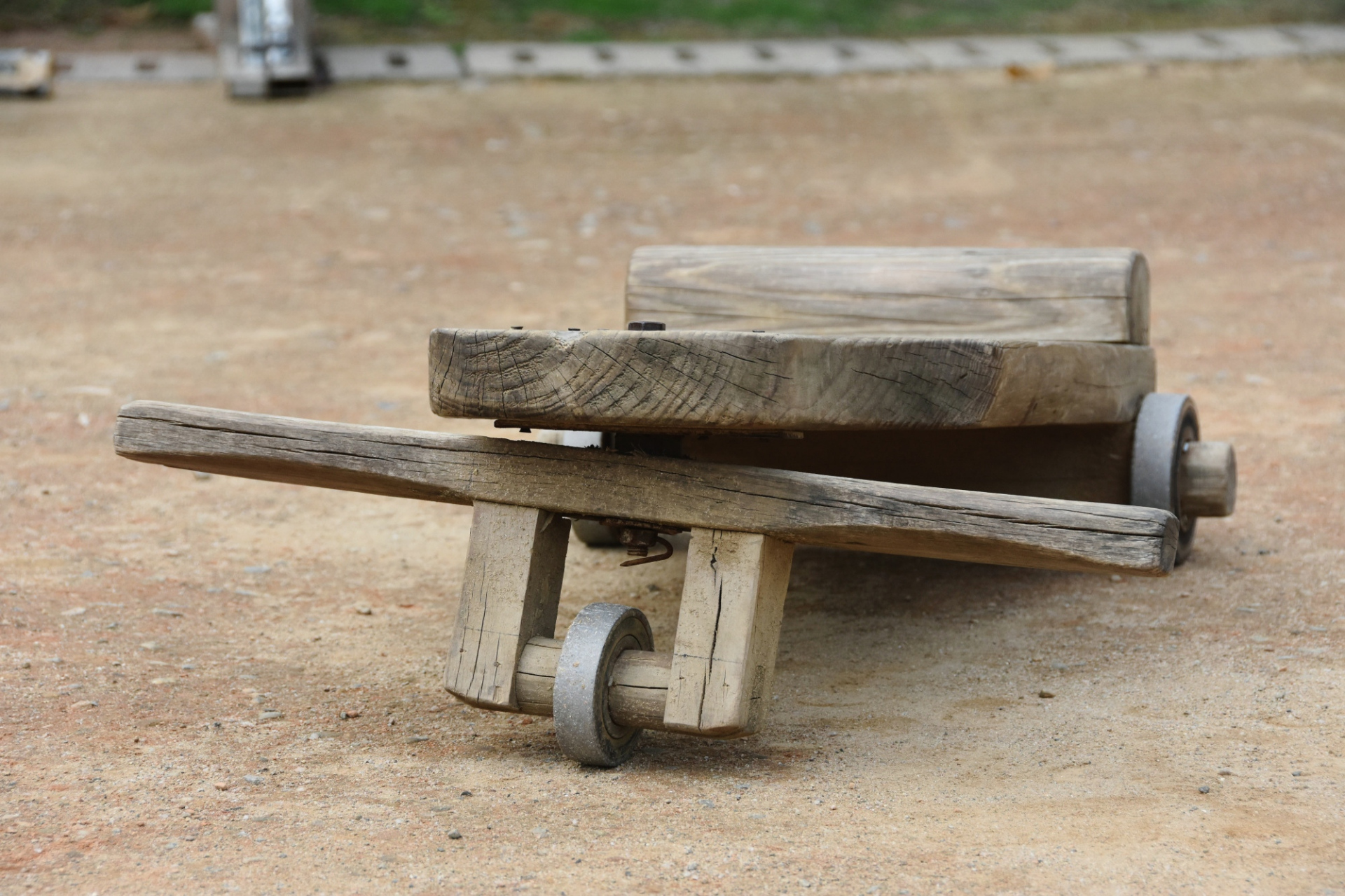 钢铃车,又叫轴承木板车,80后高级自制玩具,童年记忆,你小时候玩过吗?