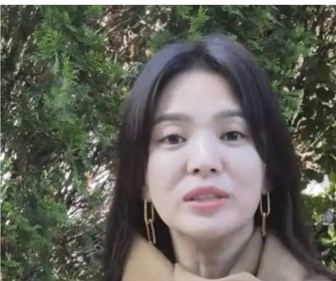 又一个韩国女神脸垮了?宋慧乔近况老态尽显,滤镜都挡不住的疲惫