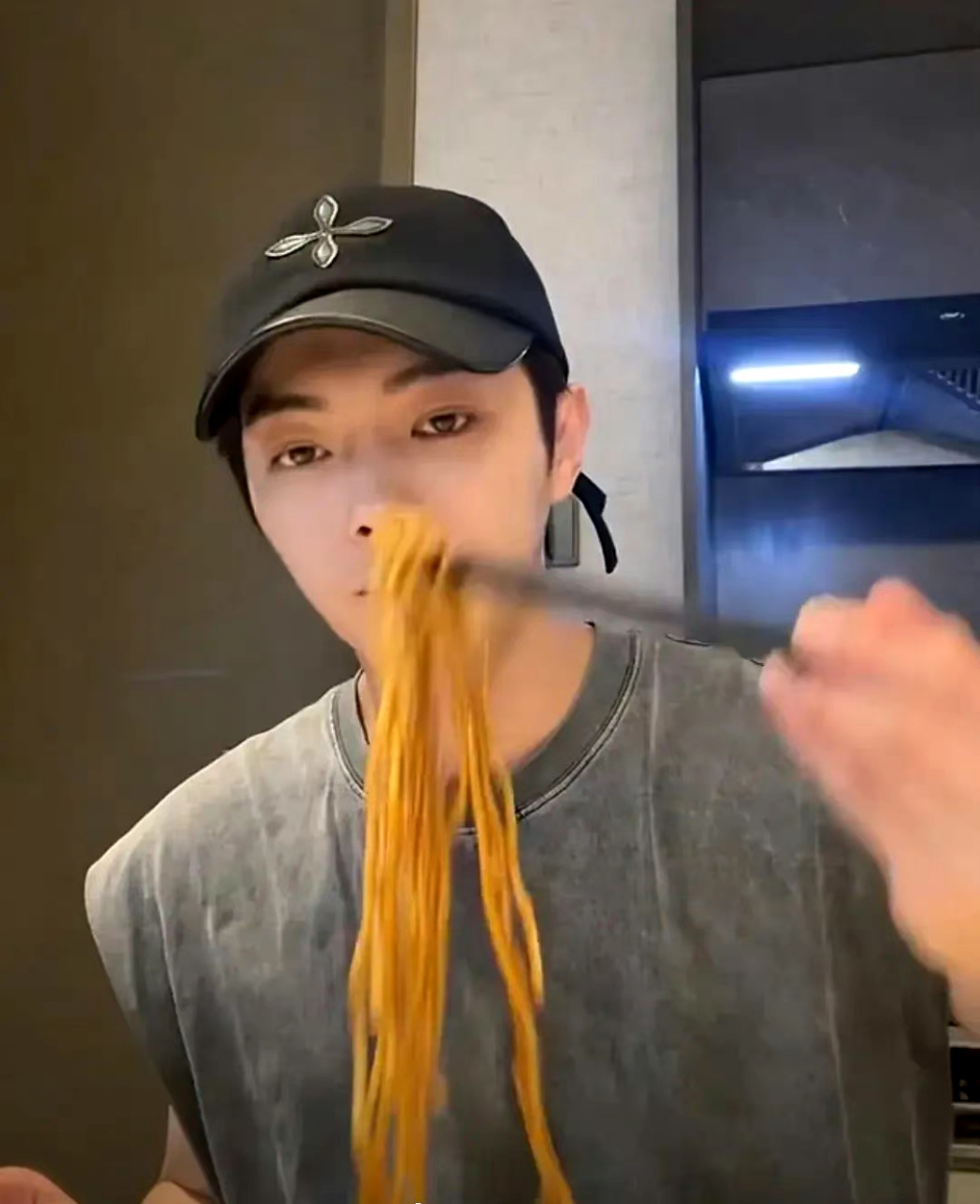 娱乐星爆闻# 许凯素颜直播吃晚饭,脸比女生还小,难怪那么多导演找他