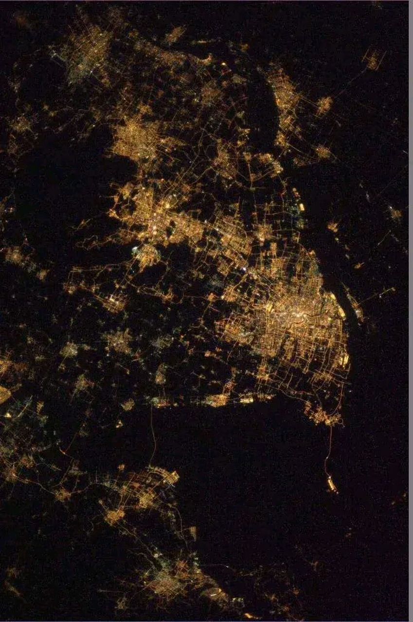 2014年长三角夜间卫星图 最大的灯光区域是上海市区,从上海往西北依次