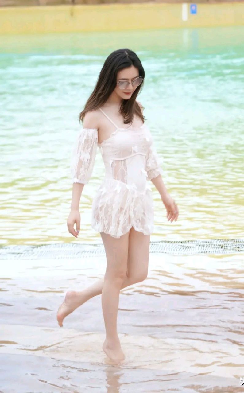 田海蓉是真逆龄阿,最近晒出的泳装大片,只见田海蓉身着白色镂空泳装