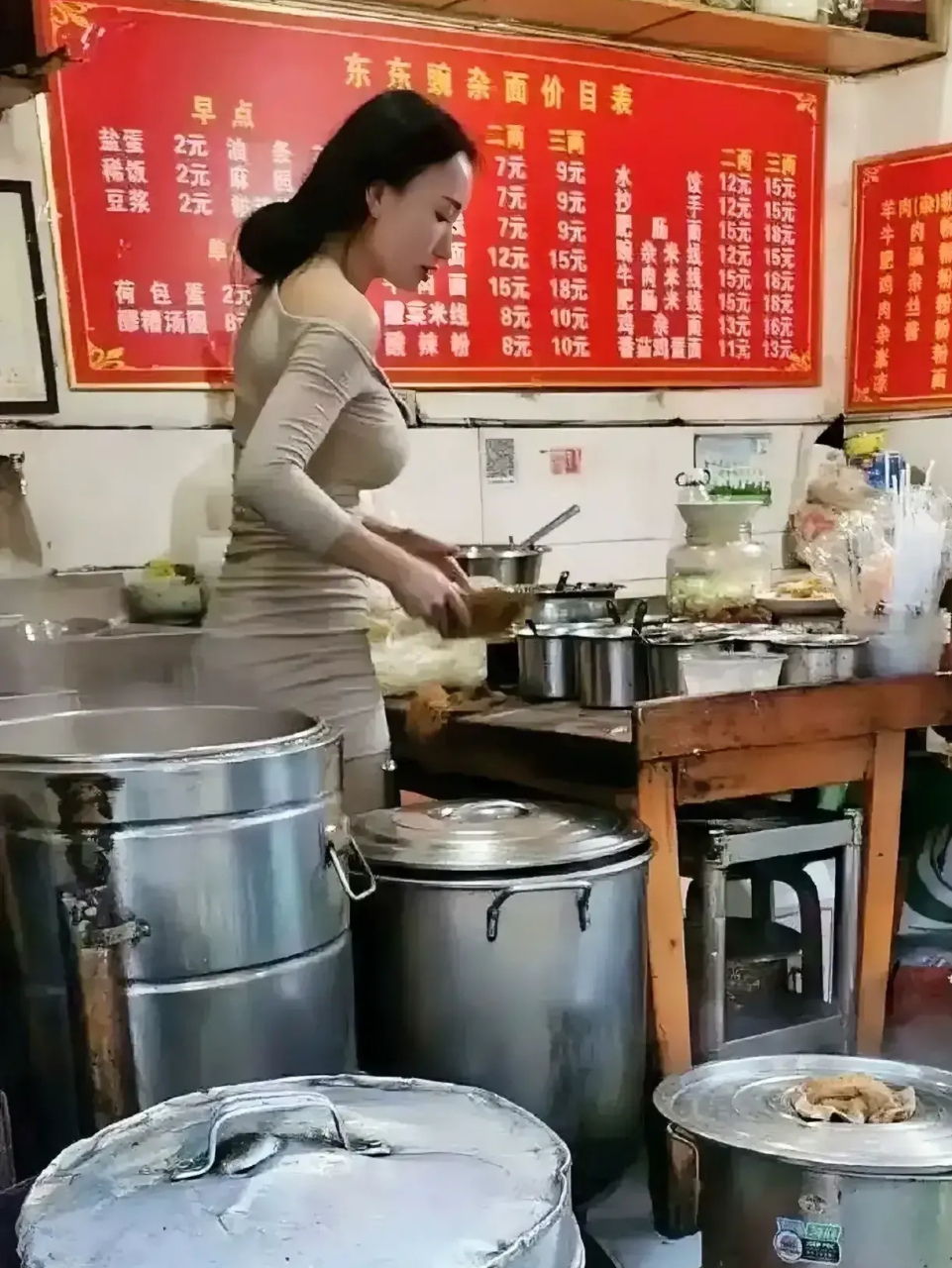 这家面馆的老板娘真好,碗面份量很足,端着沉甸甸的,所以天天人满为患