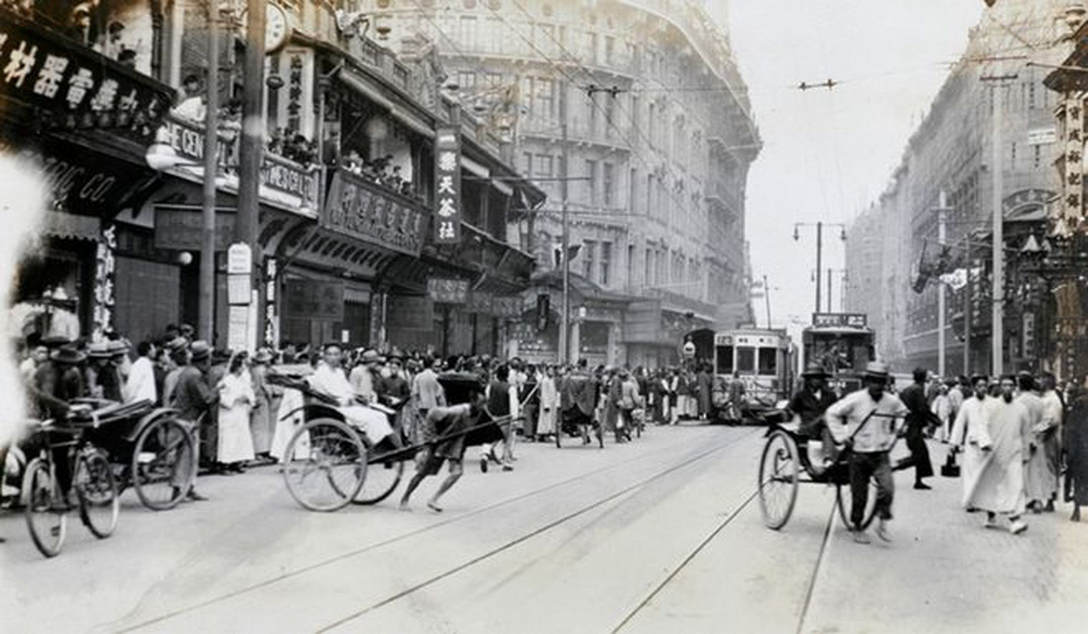 老照片 民国初年的上海南京路,公交巴士的试行,万人围观