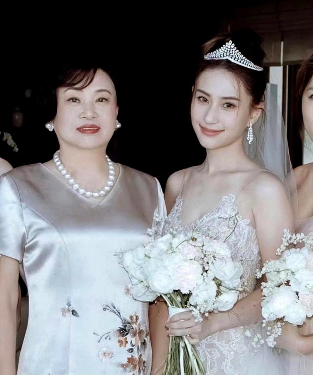 何超莲结婚和母亲合影,三太陈婉珍,一脸端庄,看起来很有福气!