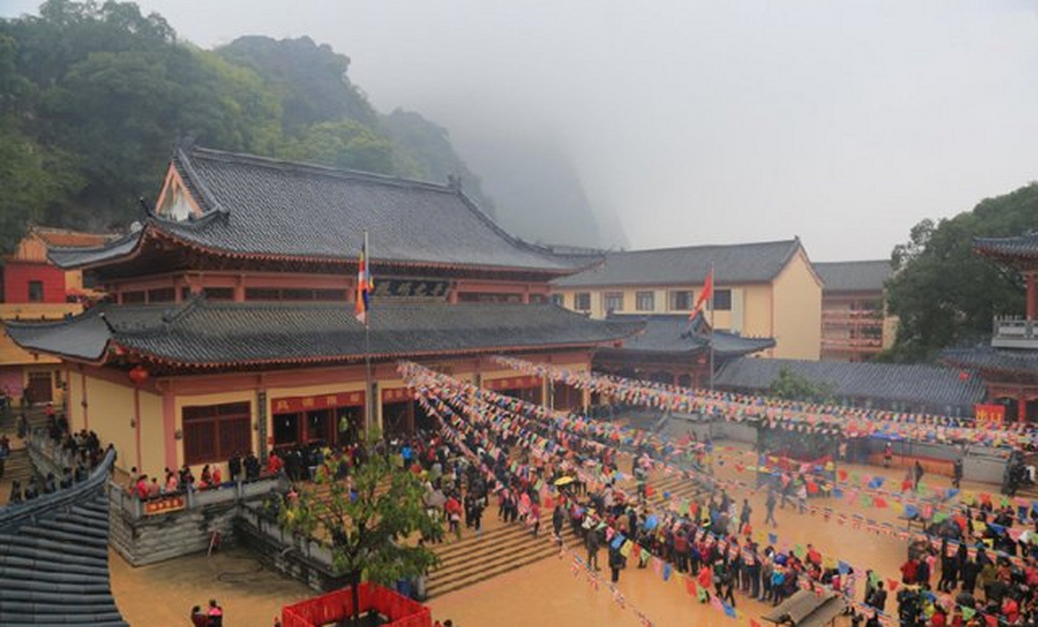 开山寺坐落在融江河畔的柳城凤山镇境内网山脚下,寺庙依山而建,山道
