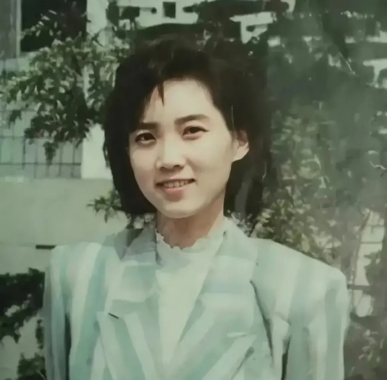 这是1987年,李修平,一张罕见的工作照,镜头中的她穿着西装,留着精干的