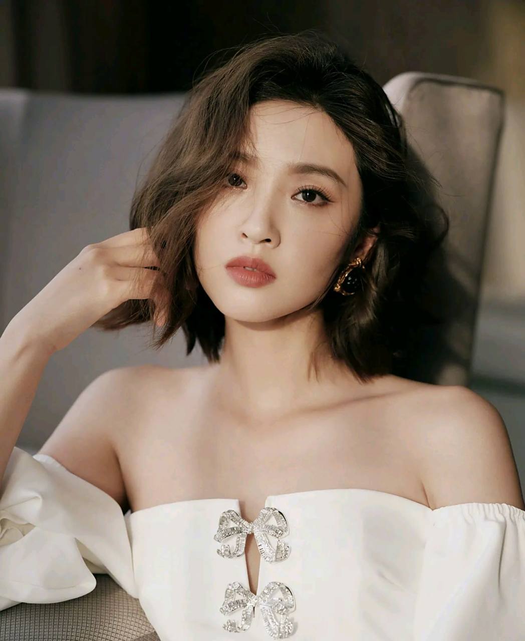 唐艺昕,出生于四川省遂宁,原名唐婷,毕业于重庆大学美视电影学院表演