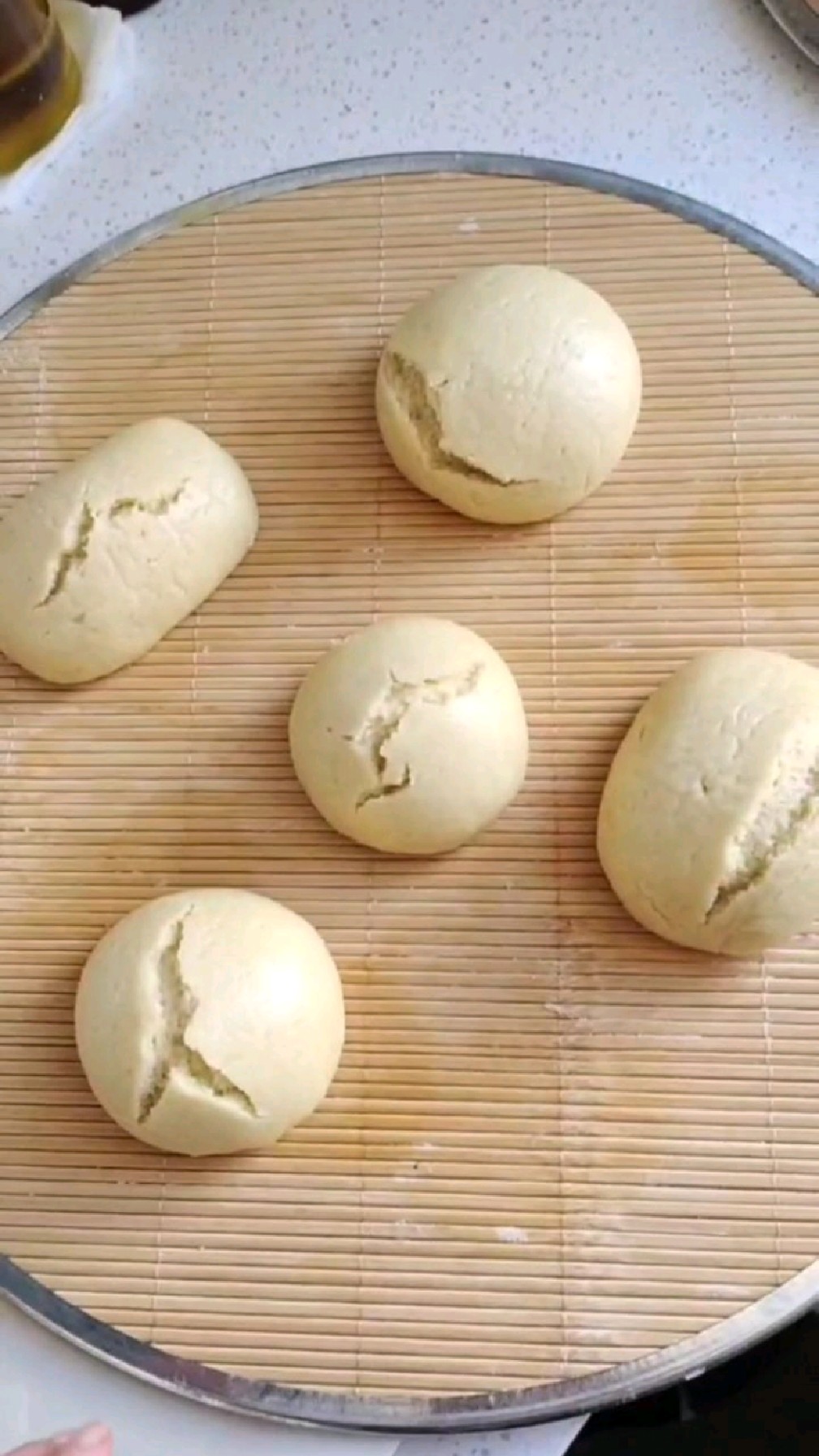 第一次尝试自己蒸馒头小米面的求大家告知为什么会有裂缝