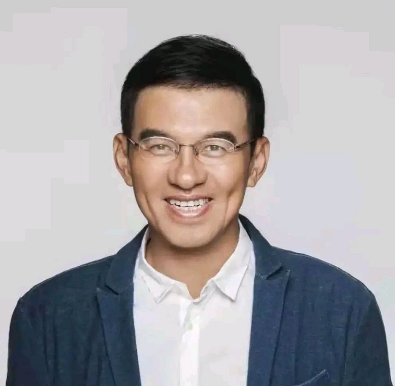 曾任中央电视台《东方之子》记者,主持人,《新闻调查》记者,主持人