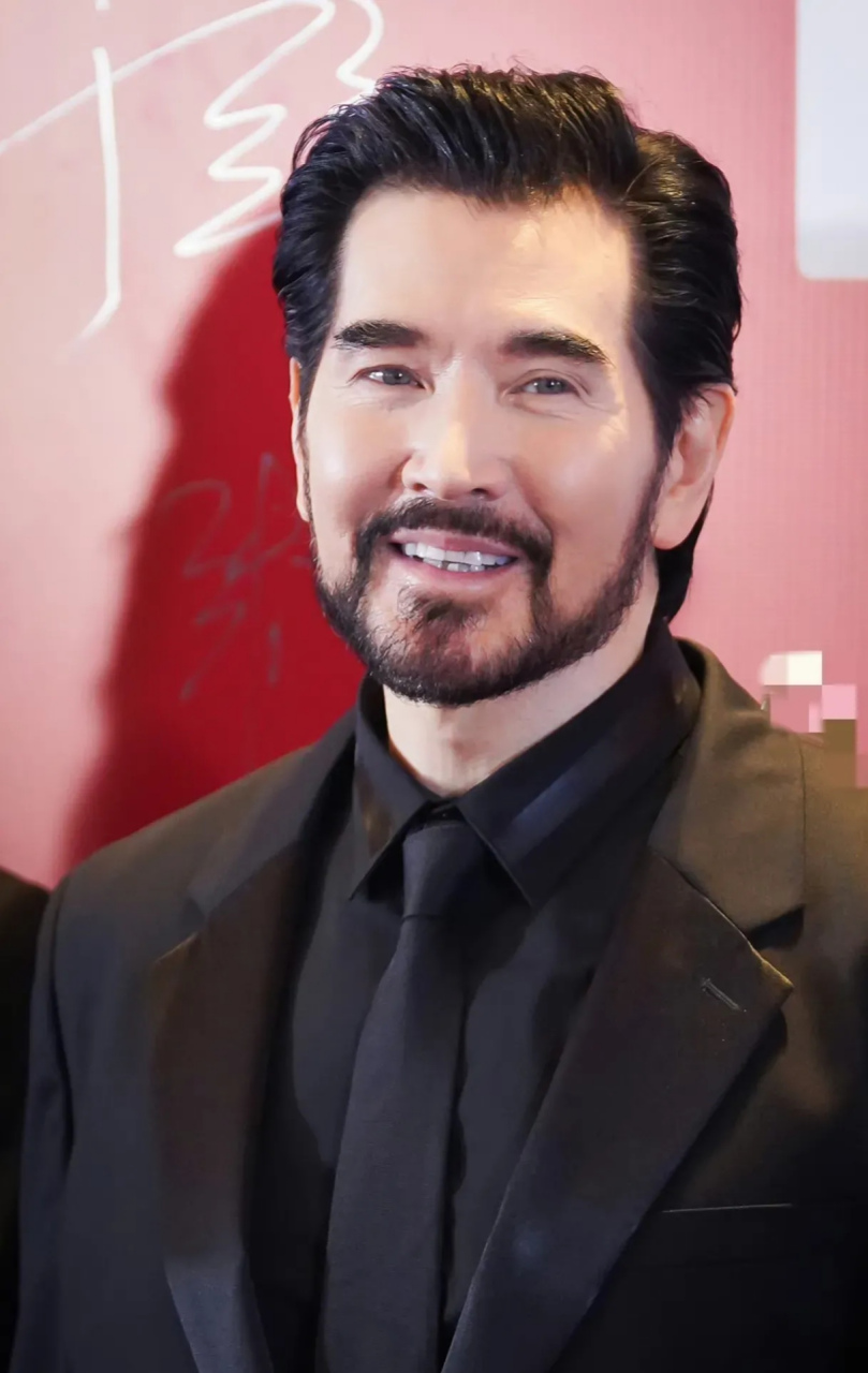 年轻时的费翔是个身材高大的帅小伙,头发量喜人,而且乌黑油顺.