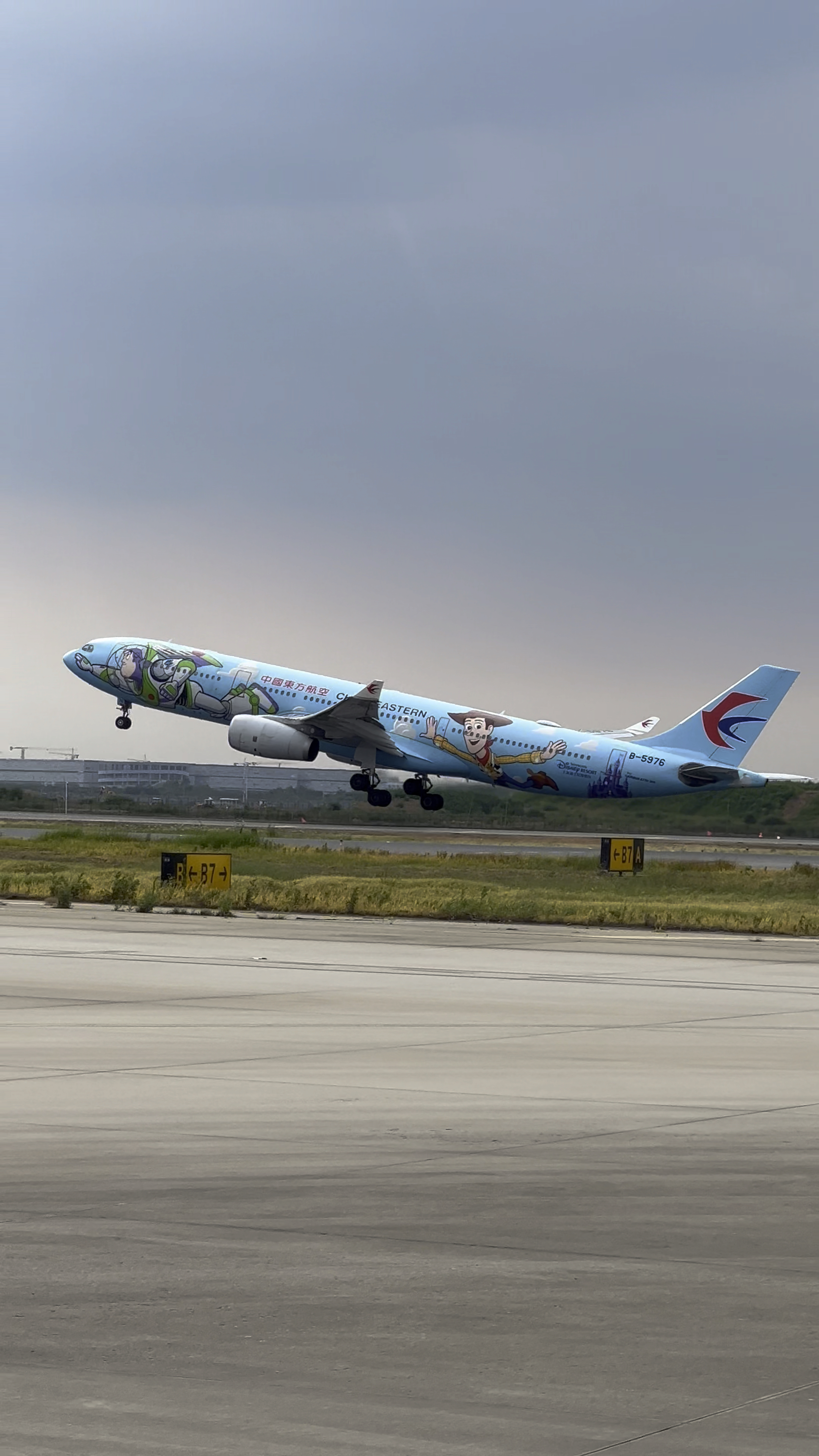 东航 空客330 巴斯光年 彩绘飞机起飞