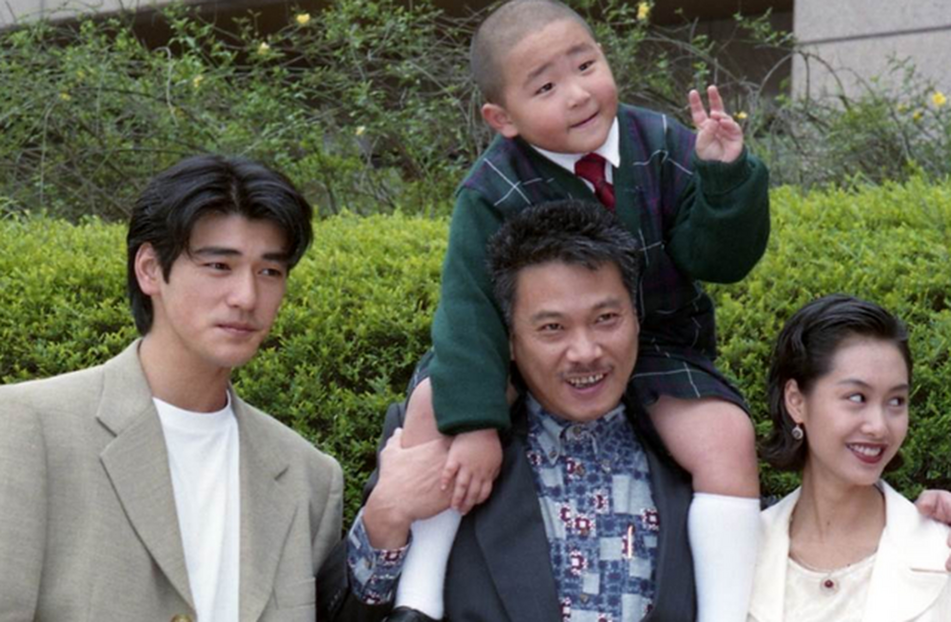 1995年,吴孟达,金城武等人的合影,照片中的达叔,笑容总是那么亲切