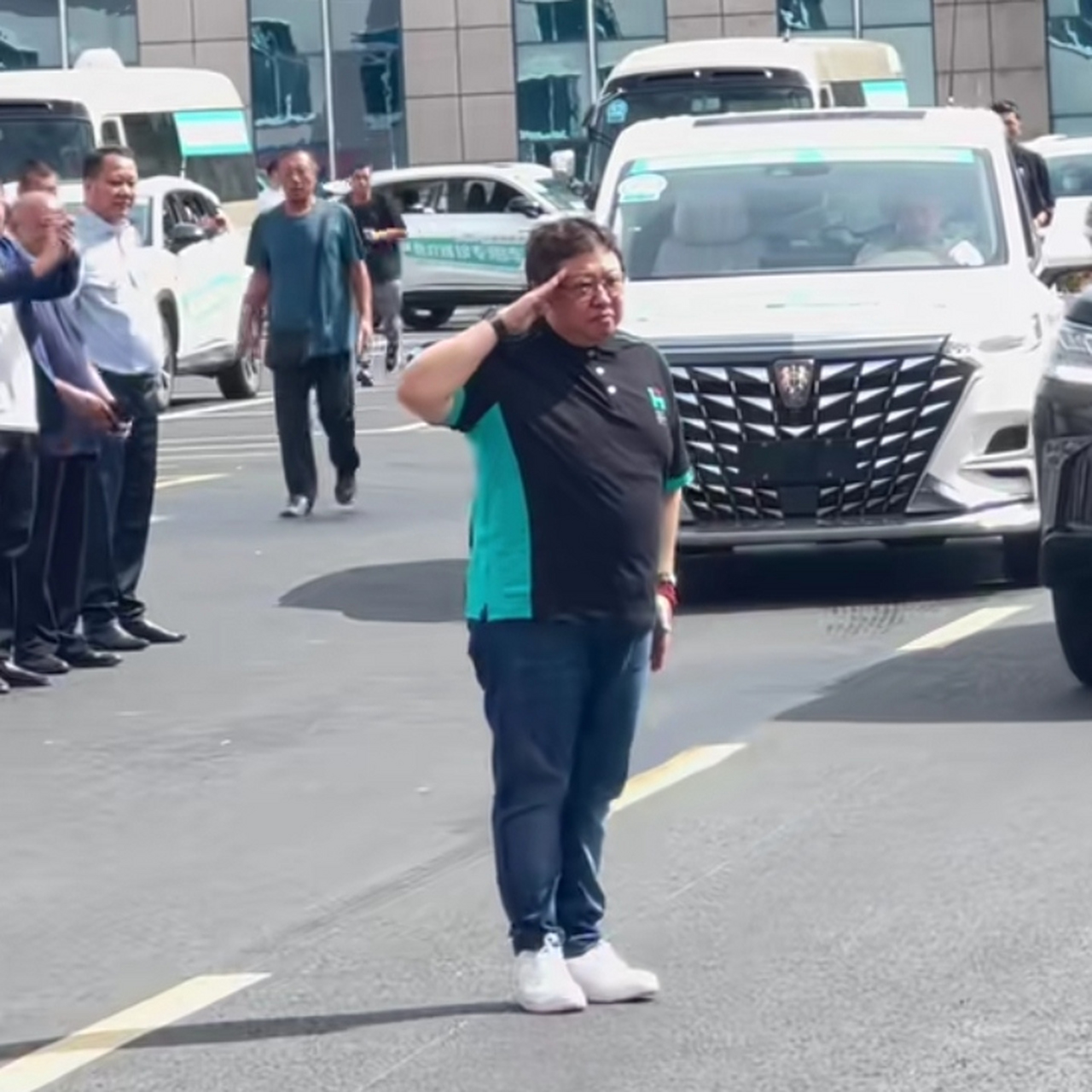 韩红向在场的爱心人士敬礼,以前不懂她,现在佩服她.