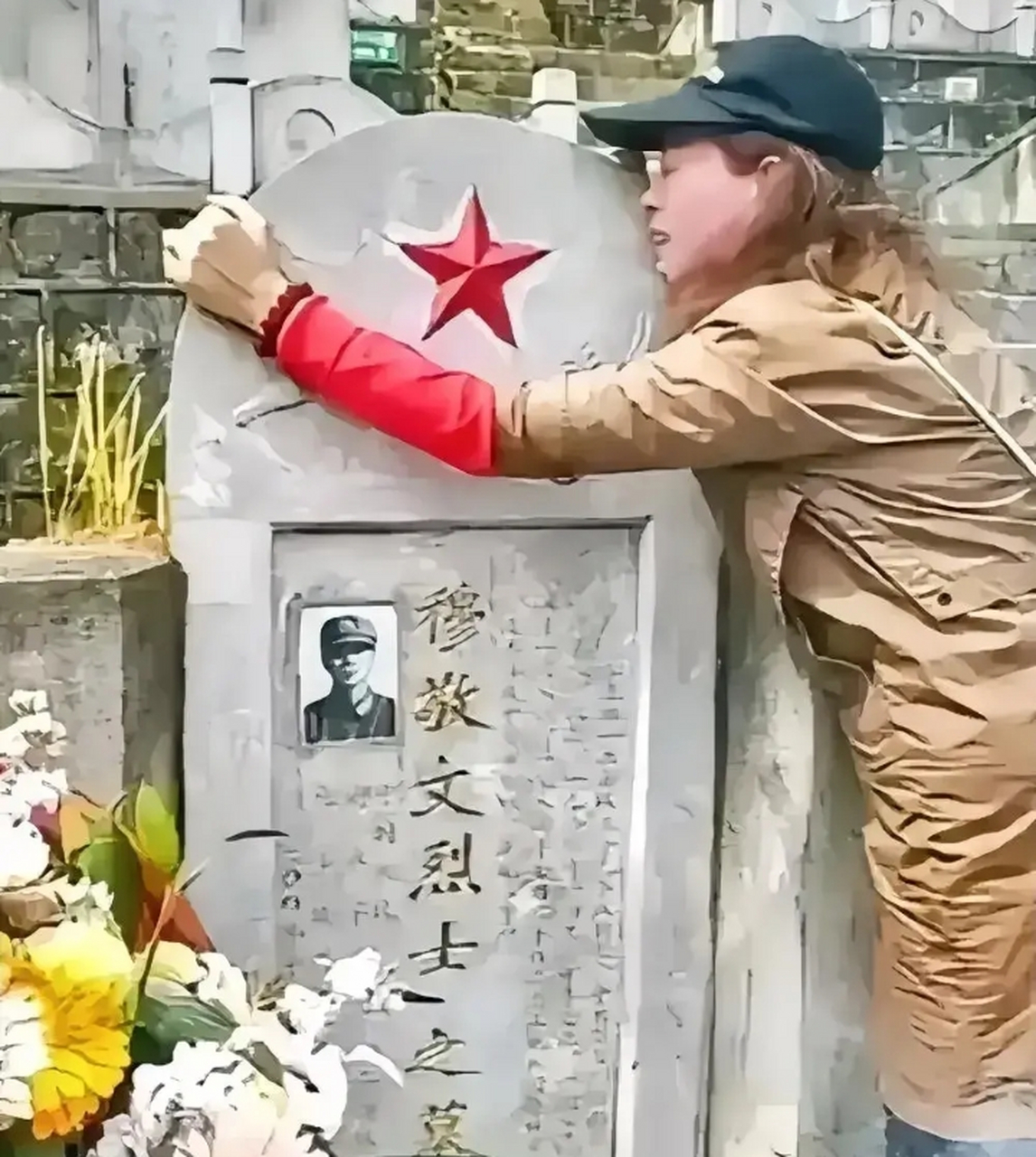 云南麻粟坡烈士陵园,一名女子抱着弟弟的墓碑,悲痛的哭着,边哭边说:"