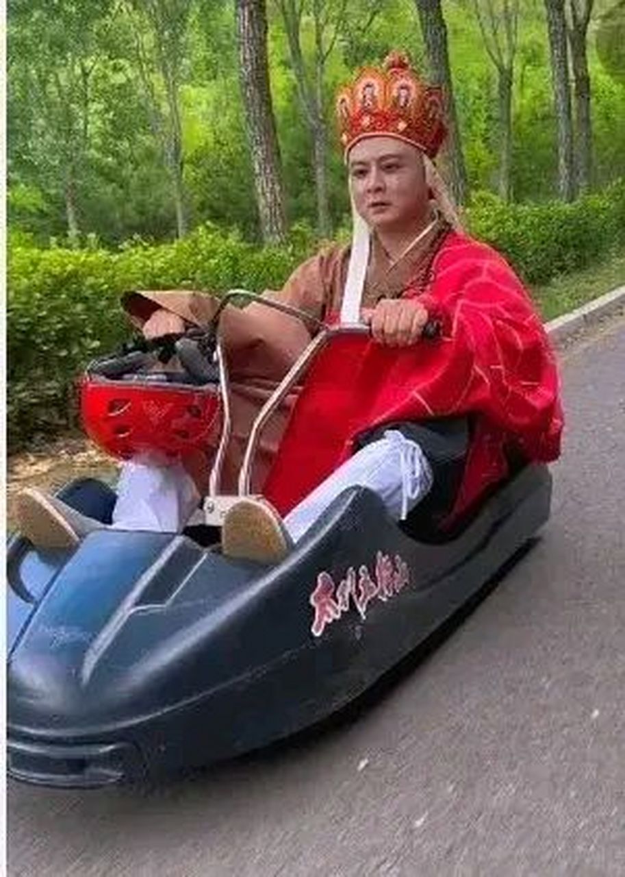 西游记现代版,以后去西天取经就骑摩托车去了[笑哭][笑哭]