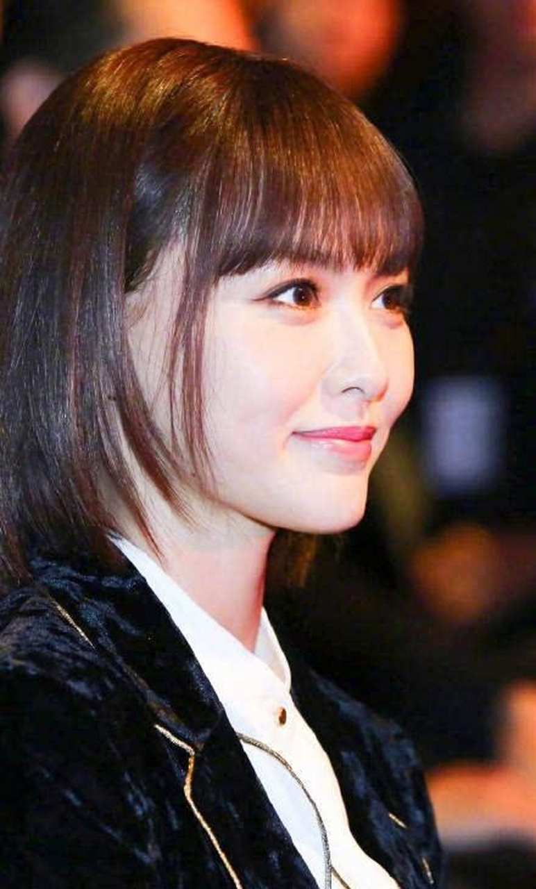 唐嫣齐刘海很甜美,感觉像换了一个人一样,虽然个子大但也是萌妹子一枚