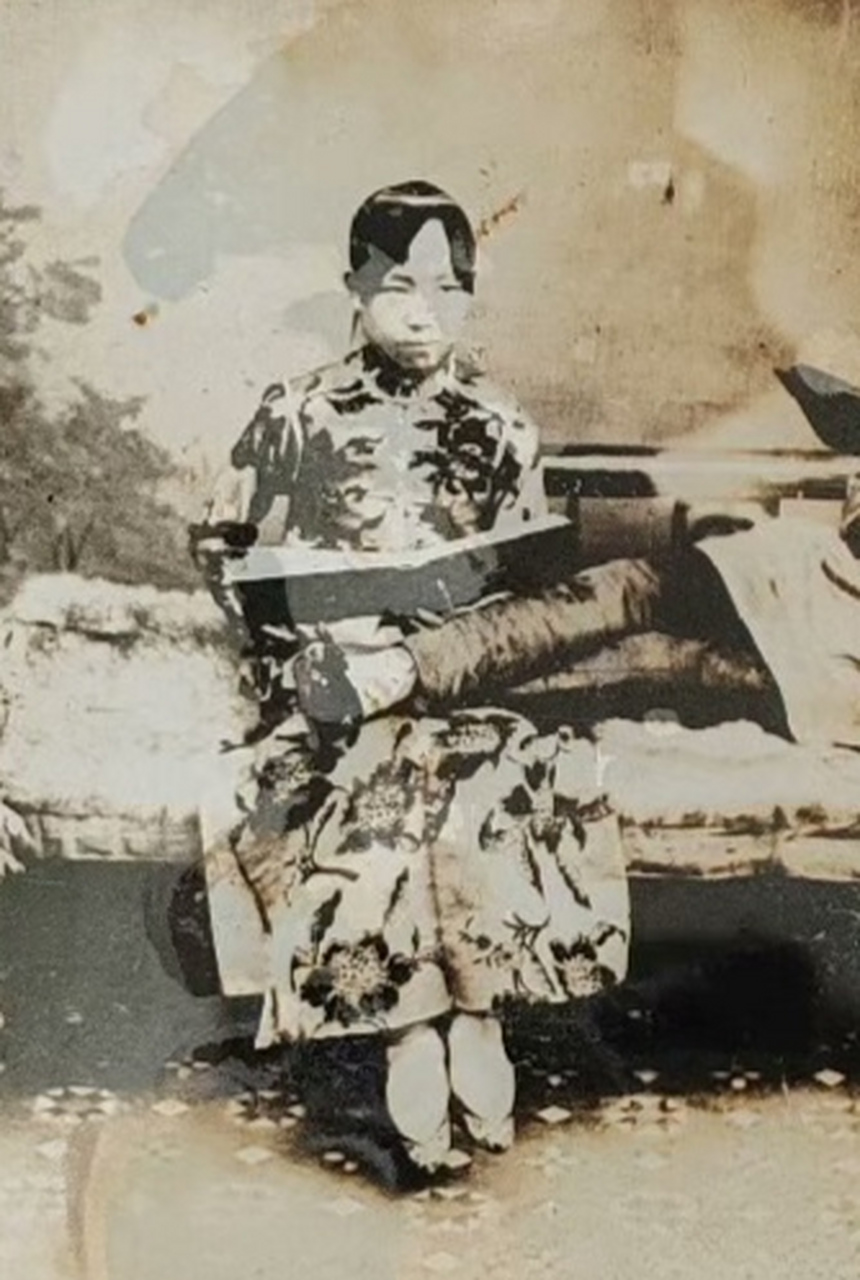 清末民初～晋商家老照片～三寸金莲小脚美女