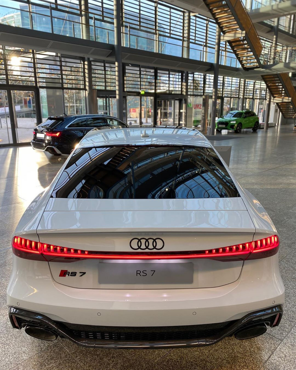 《最美轿跑》在大家心中成了一种代名词,那么冰川白的奥迪rs7是不是