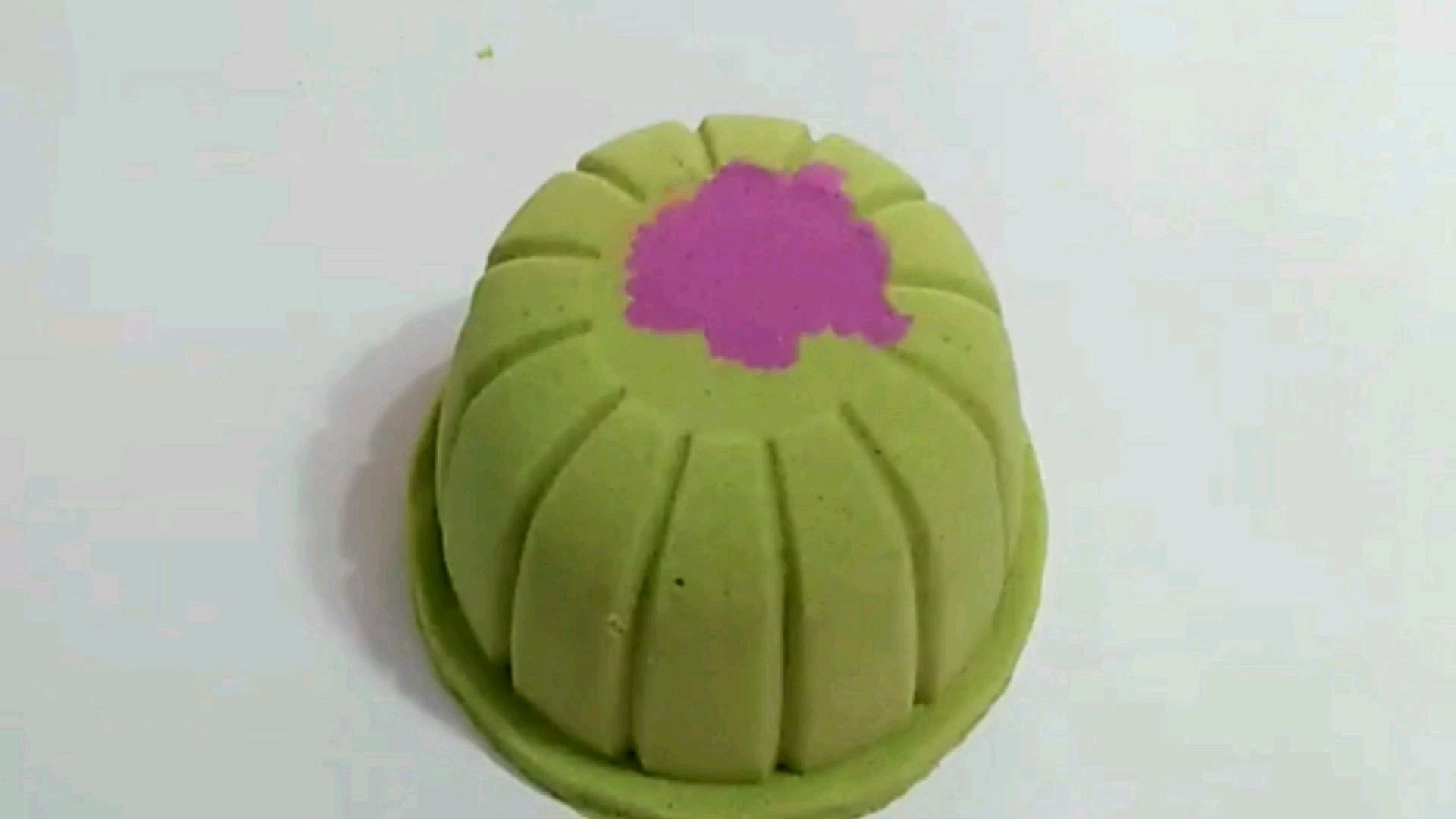 今天用沙土做出了小蛋糕!