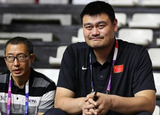 有一种"反差萌"叫姚明,身高差没萌到我,看到矿泉水萌翻了!