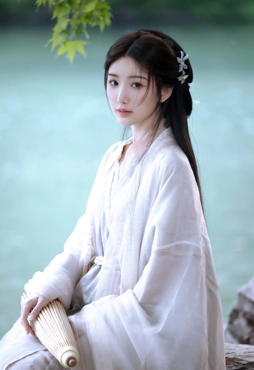 毛晓彤一袭古装, 翩翩起舞水边间. 盈盈一水间, 如花似玉仙.