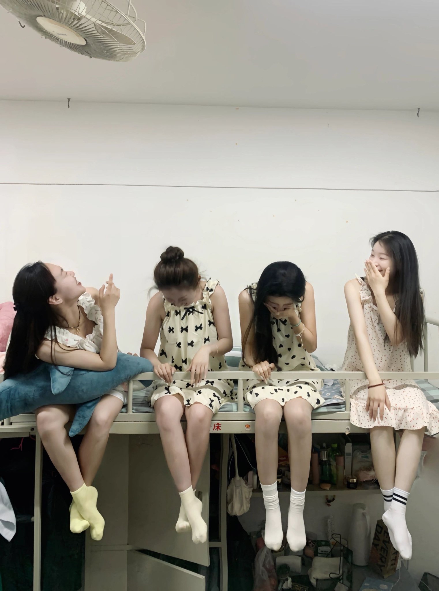 四位即将毕业的同宿舍小姐妹,连天气都是阴晴多变,谁又能保证身边的