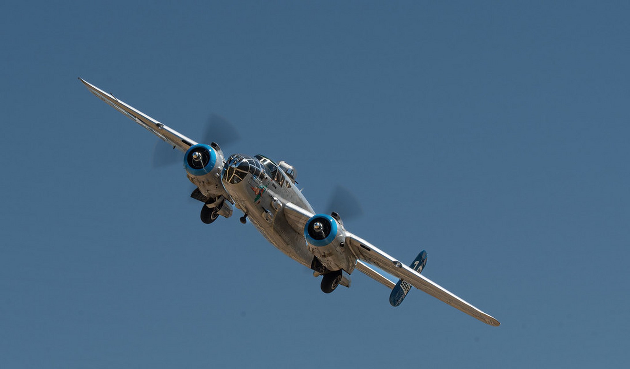 亚利桑那州梅萨2023年5月25日b25米切尔轰炸机地面试车后起飞.