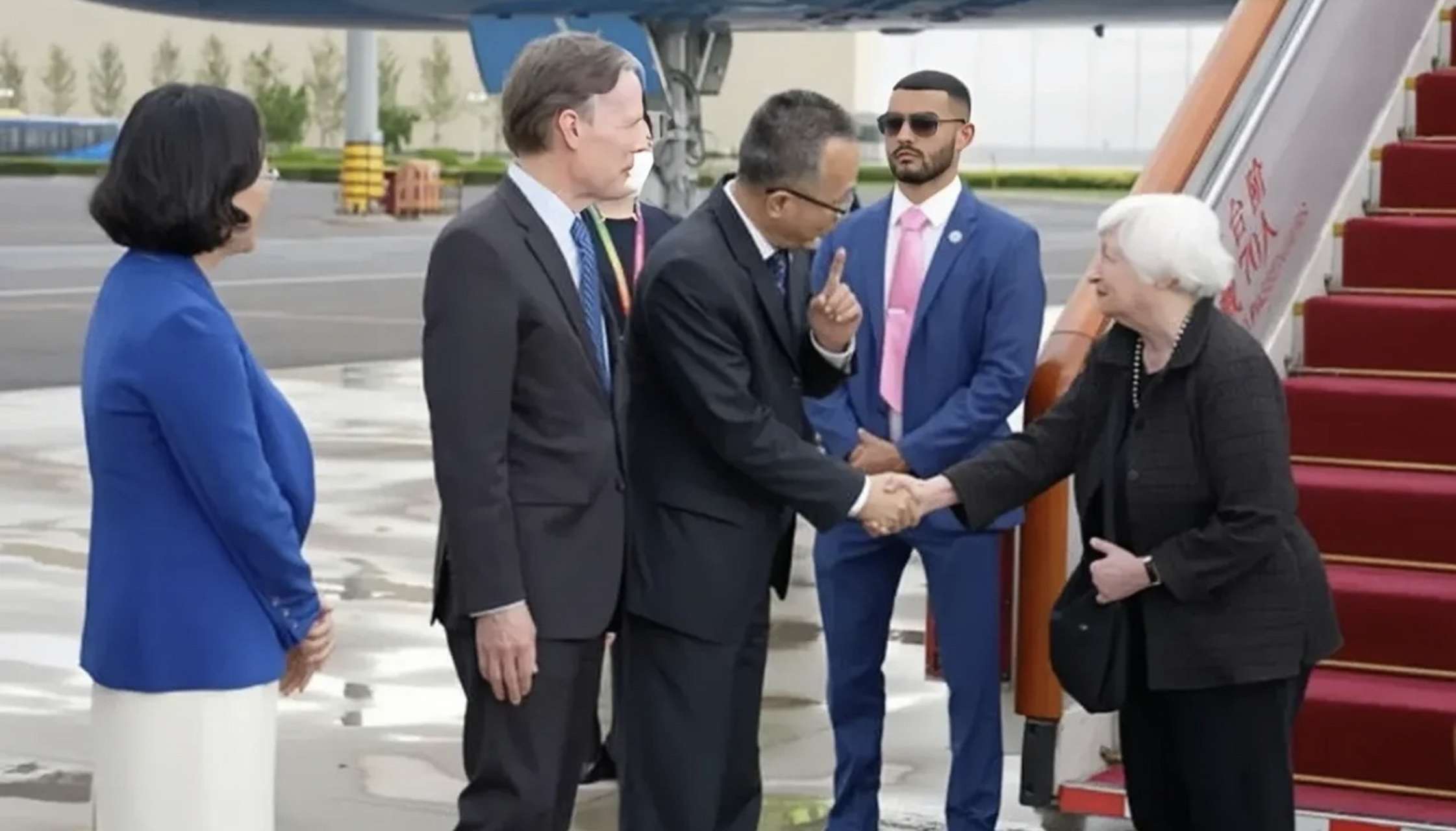 昨天,美国财长耶伦抵达北京,从公开的接机照片上看,有一点让人很疑惑