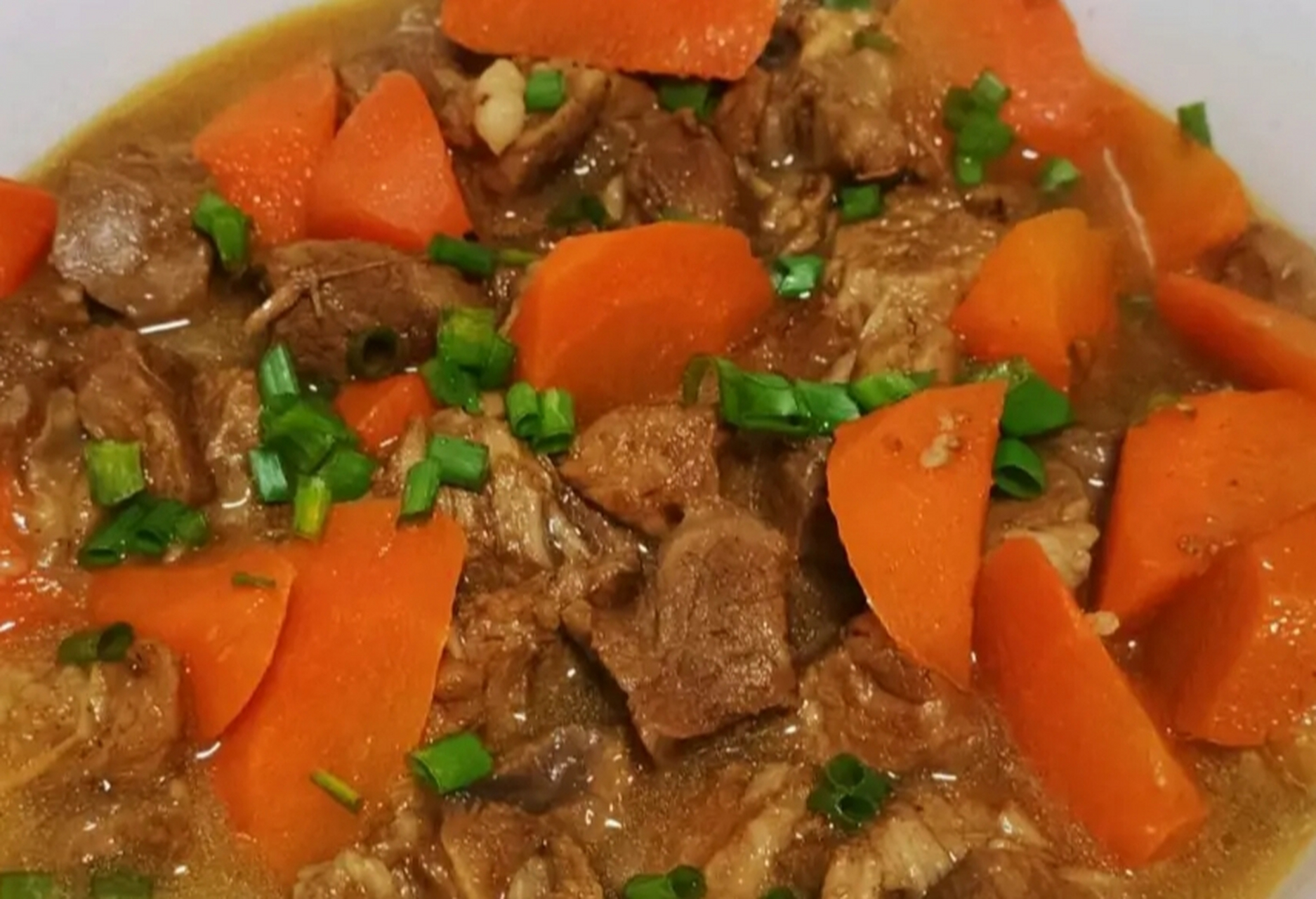 我的美食分享#  胡萝卜炖羊肉  食材准备:羊肉,胡萝卜  做法:  1