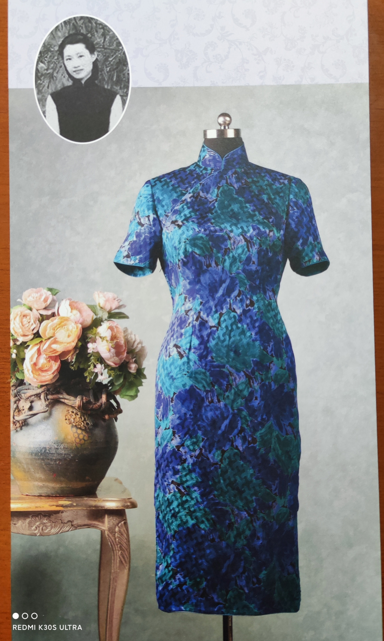 民国名媛的旗袍——赵一荻  这件蓝绿真丝印花旗袍,做工非常精细,滚边