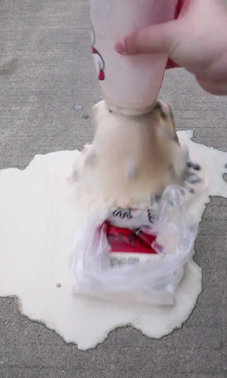 刚买的奶茶一口没喝就掉在地上,我真的是要哭死.