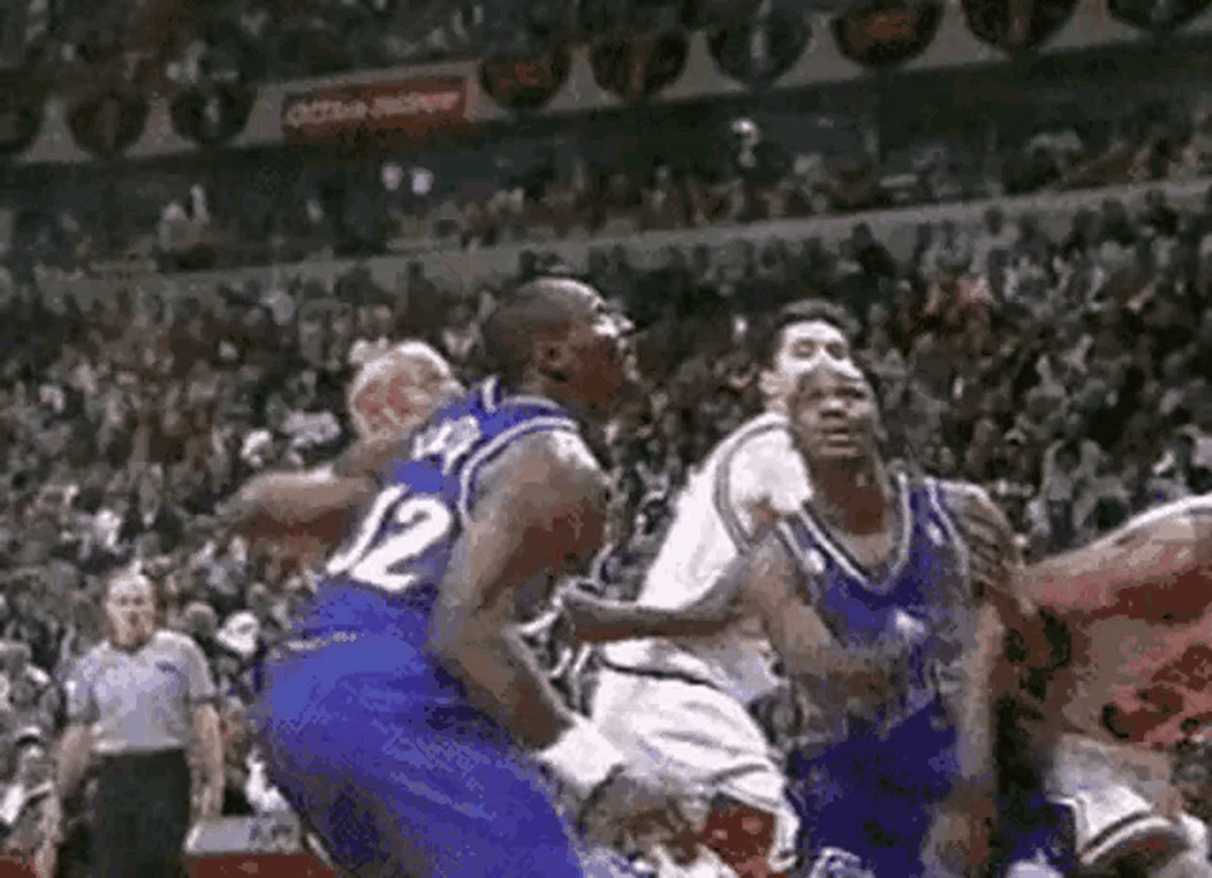 卡尔-马龙巅峰时卧推力量高达210公斤,是联盟卧推力量最强的球员!