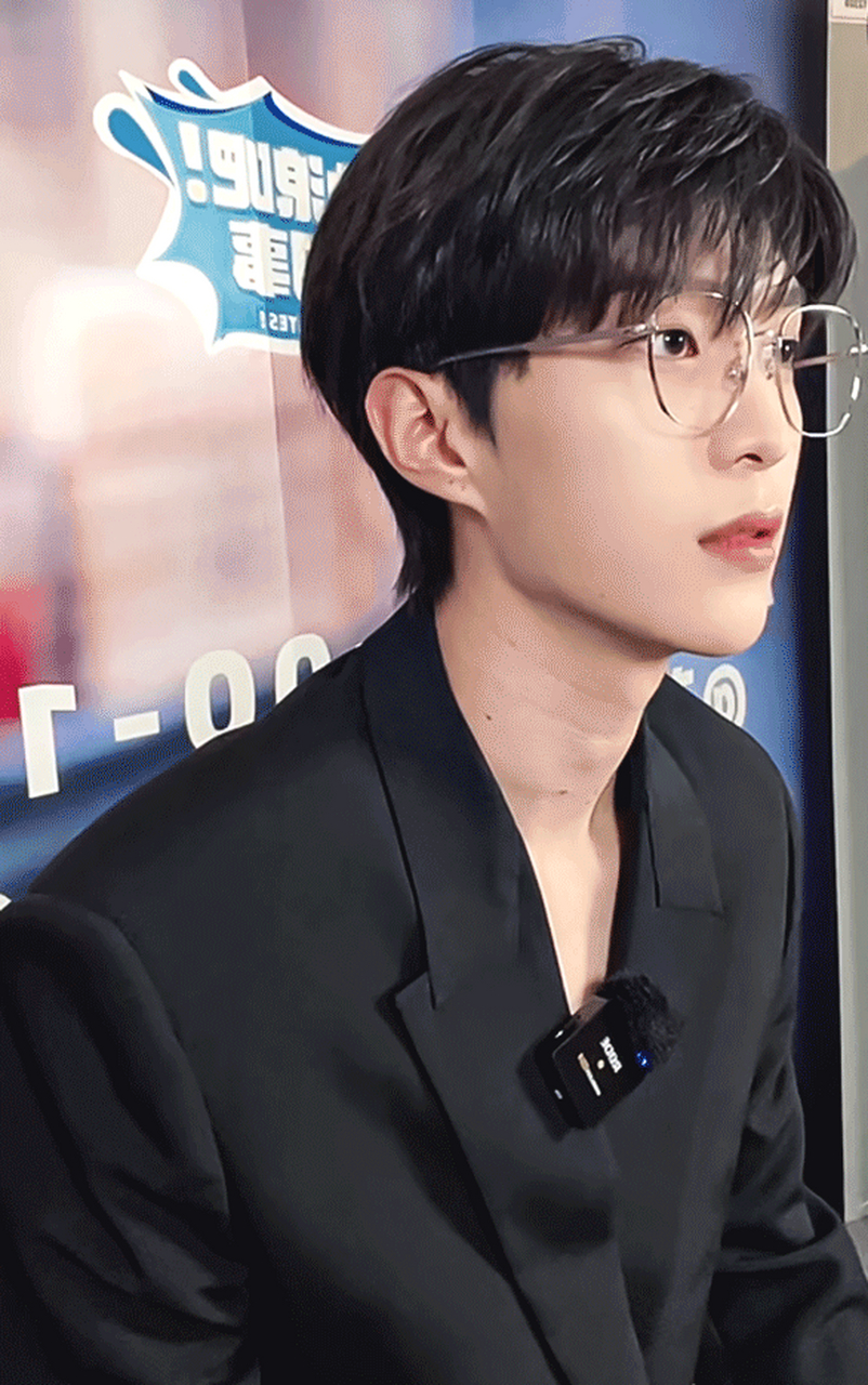 范丞丞新浪扫楼穿真空西装!深v真空西装配金丝眼镜简直不要太帅!