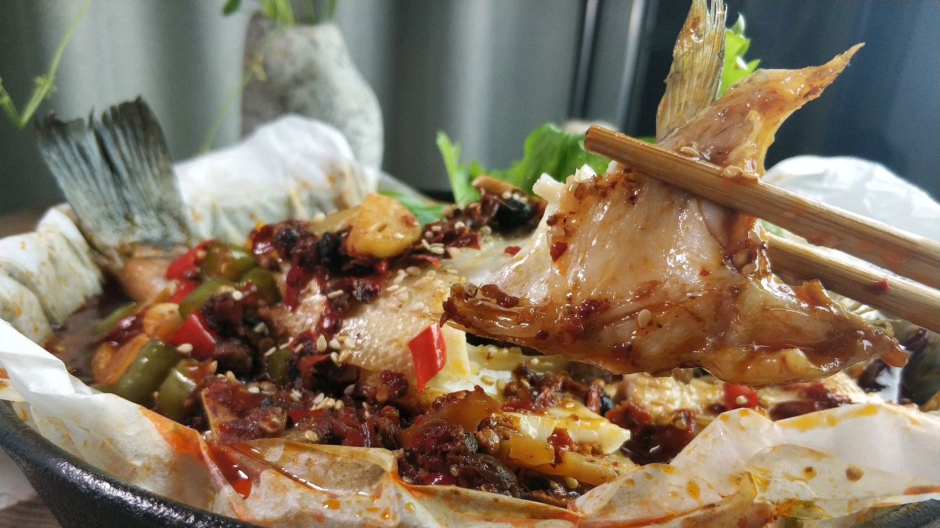 想吃“纸包鱼”自己在家做,鱼肉鲜嫩又入味,一大锅不够吃
